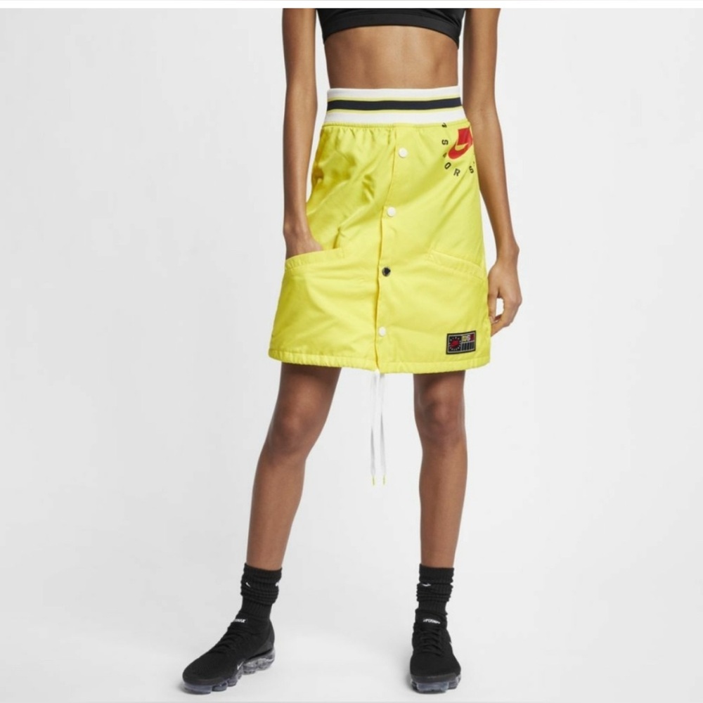 Nike Athletic Windbreaker Skirt w. Cargo Style. Medium. Yellow